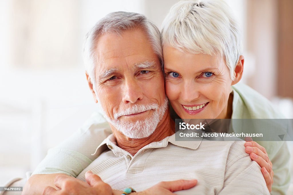 Feliz pareja romántica senior en casa - Foto de stock de Arrugado libre de derechos