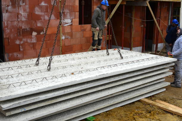 Evolution follow up apartment construction Leuven, Vlaams-Brabant, Belgium - February 20, 2023: cable chains under tension to be lifted with mobile crane to first floor apartment under construction concrete in formwork stock pictures, royalty-free photos & images