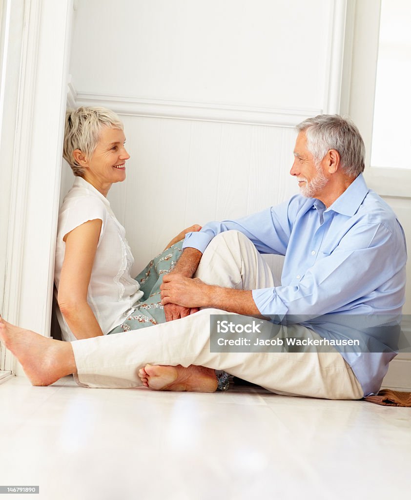 Glücklich altes Paar sitzen zusammen und reden - Lizenzfrei Ungestellt Stock-Foto