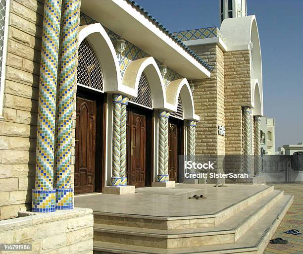 Zapatos Mezquita Al Aire Libre Foto de stock y más banco de imágenes de Abu Dabi - Abu Dabi, Al Ain, Arabia