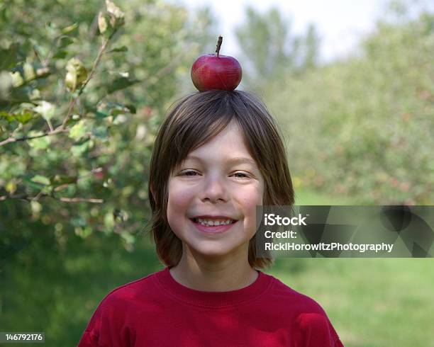 Junge Mit Apfel Auf Dem Kopf Stockfoto und mehr Bilder von Apfelgarten - Apfelgarten, Apfel, Eine Person