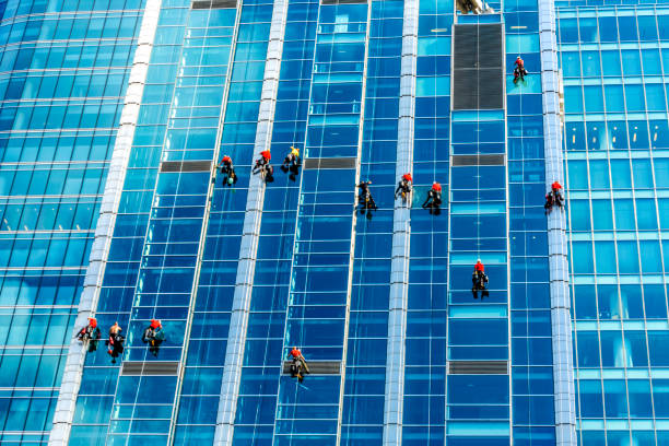 distrito de negocios de varsovia con limpiadores de ventanas - cleaning window window washer built structure fotografías e imágenes de stock