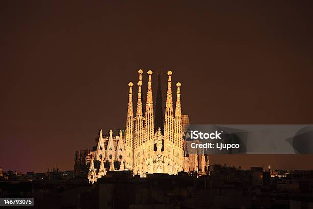 Katedra Sagrada Familia W Barcelonie Hiszpania - zdjęcia stockowe i więcej obrazów Sagrada Familia - Sagrada Familia, Noc, Barcelona - Hiszpania