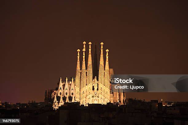 Catedral De Sagrada Família Em Barcelona Espanha - Fotografias de stock e mais imagens de Sagrada Família - Sagrada Família, Noite, Barcelona - Espanha