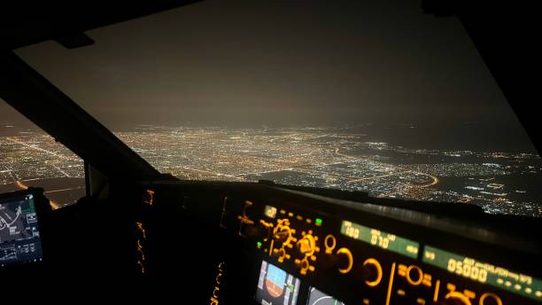 дамман сити виден из окна кабины ночью - cockpit pilot night airplane стоковые фото и изображения