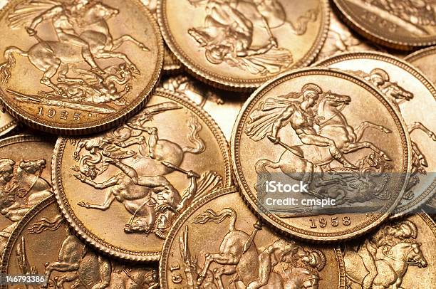 Британская Gold Sovereigns — стоковые фотографии и другие картинки Английская монета - Английская монета, Без людей, Большая группа объектов