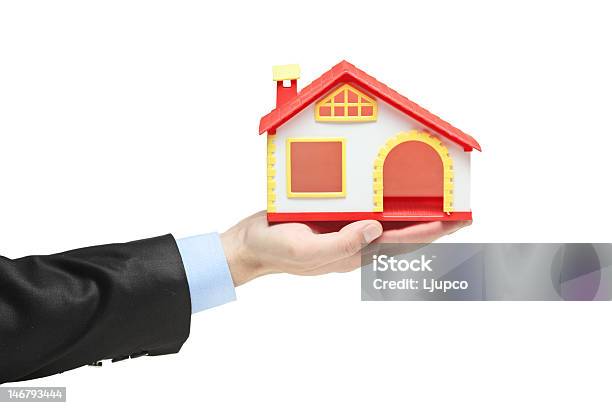 Agent Nieruchomości Trzyma Model Domu - zdjęcia stockowe i więcej obrazów Agent nieruchomości - Agent nieruchomości, Architektura, Białe tło