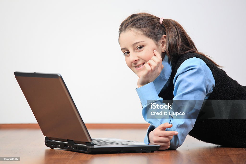 Школа Девушка с ее ноутбук - Стоковые фото Компьютер роялти-фри