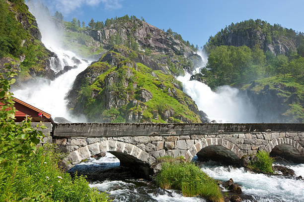 latefossen - bridge norway odda falling imagens e fotografias de stock