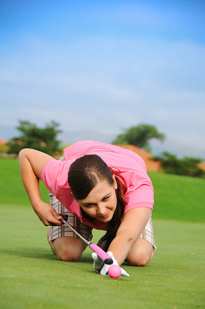 young lady on golf course putting ball estilo de snooker - golf women pink ball fotografías e imágenes de stock