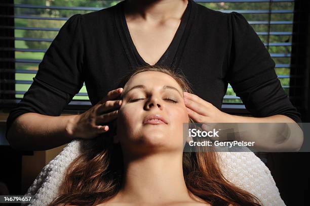 Joven Mujer Con Los Ojos Cerrados De Recibir Tratamiento Facial Foto de stock y más banco de imágenes de Masaje de cabeza