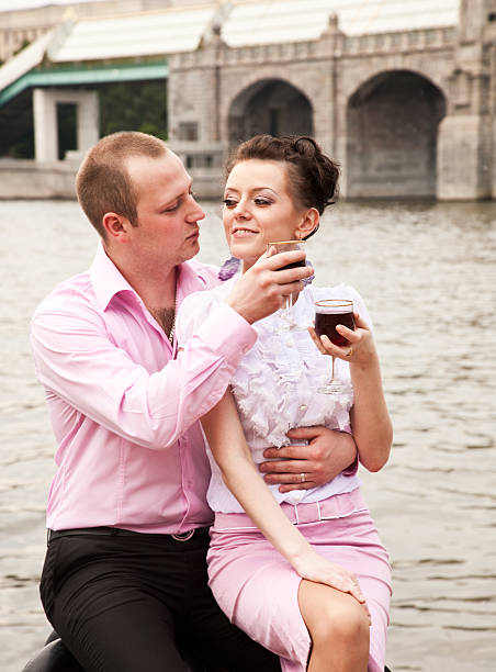 Pareja joven está adoptando al aire libre - foto de stock