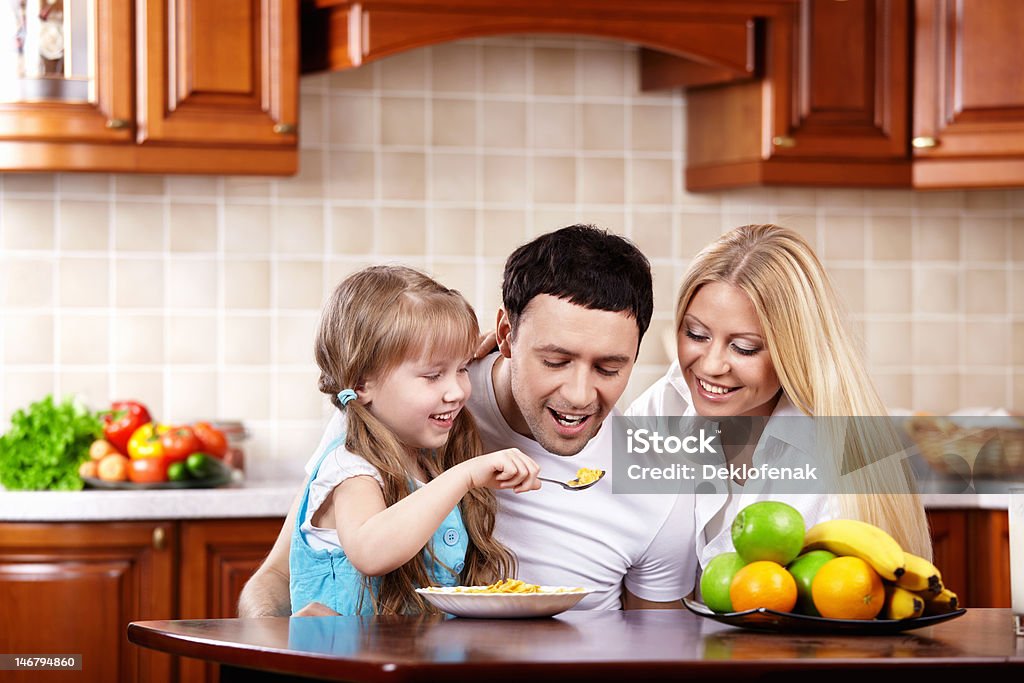 Uma família feliz de café-da-manhã - Foto de stock de 30 Anos royalty-free