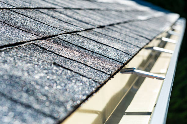 close-up of a newly installed shingled roof and seamless aluminum rain gutters - eavestrough imagens e fotografias de stock