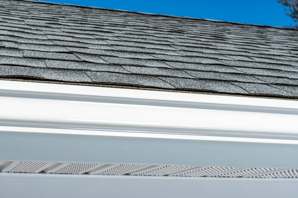 looking up at newly installed roof, rain gutters, fascia and perforated soffit - dakbalk stockfoto's en -beelden