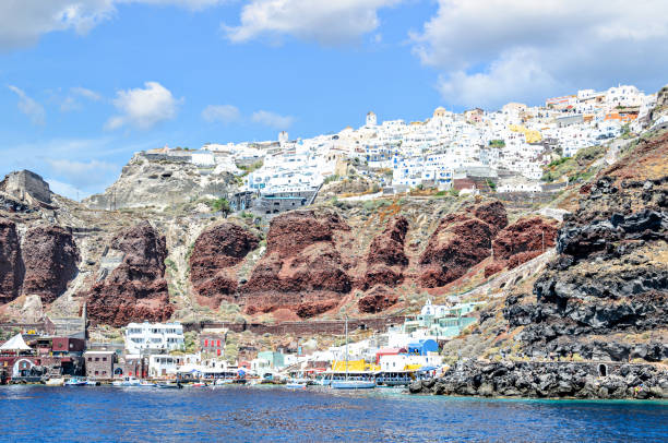 spectacular views of oia, over the cliffs, santorini, greece - caldera imagens e fotografias de stock