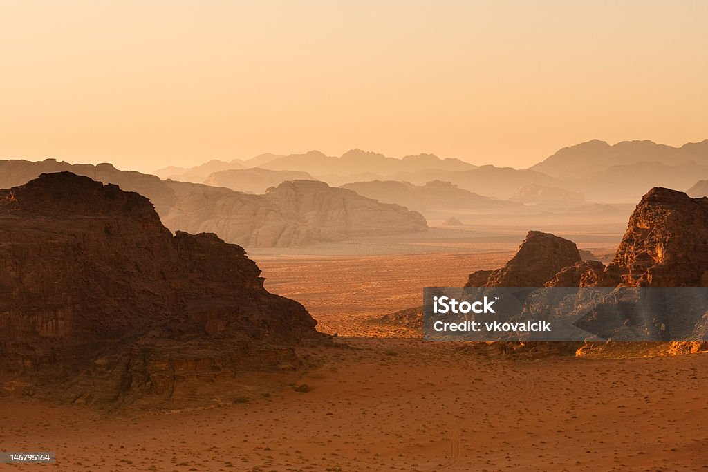 Perdendo montagne al tramonto, Wadi Rum, Giordania. - Foto stock royalty-free di Wadi Rum