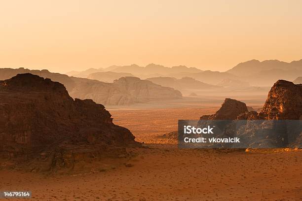 Perdendo Montagne Al Tramonto Wadi Rum Giordania - Fotografie stock e altre immagini di Wadi Rum