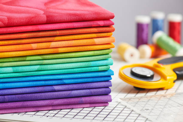 밝은 여러 가지 빛깔의 직물 스택, 바느질 및 퀼트 용 액세서리 - sewing sewing item thread equipment 뉴스 사진 이미지