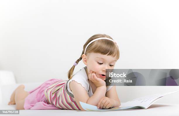 Menina Ler Livro - Fotografias de stock e mais imagens de Aprender - Aprender, Criança, De aparência caucasiana