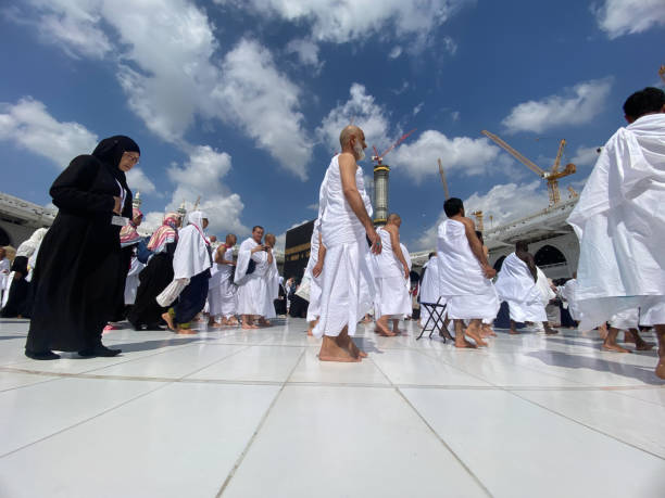 peregrinos musulmanes en la kaaba en la mezquita haram de la meca, arabia saudita, por la mañana realizando la umrah - alquibla fotos fotografías e imágenes de stock