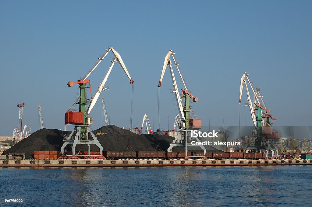 Porto (Porto) Vladivostok con gru di sollevamento. - Foto stock royalty-free di Autunno