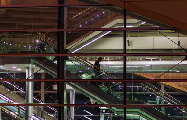 dubaï, émirats arabes unis - 21.12.2022 - un homme descend les escaliers de la station de métro. - 6005 photos et images de collection