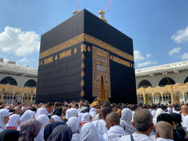 muslimische pilger in der kaaba in der haram-moschee von mekka, saudi-arabien, am morgen führen umrah durch - pilgrimage stock-fotos und bilder