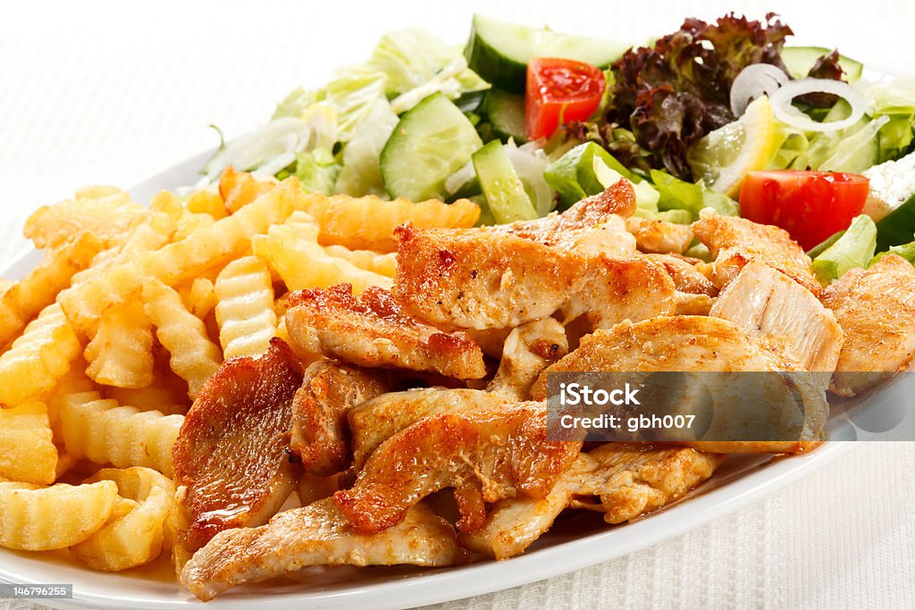 Kebab-Gegrilltes Fleisch und Gemüse, chips - Lizenzfrei Teller Stock-Foto