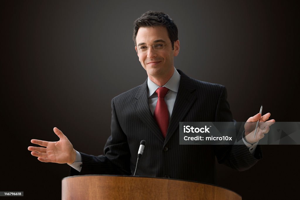 Uomo d'affari dando una Lecturing - Foto stock royalty-free di Podio