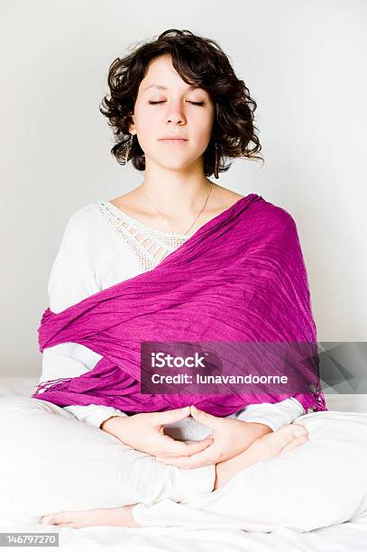 Foto de Mulher Meditating e mais fotos de stock de Adulto - Adulto, Beleza, Branco