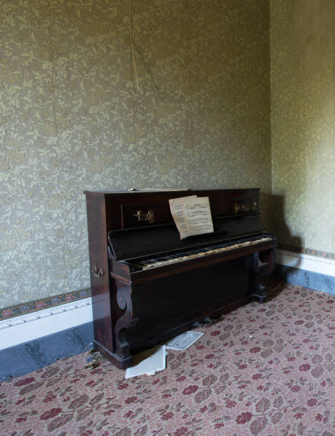 istock Old piano in an abandoned home. 1467974577