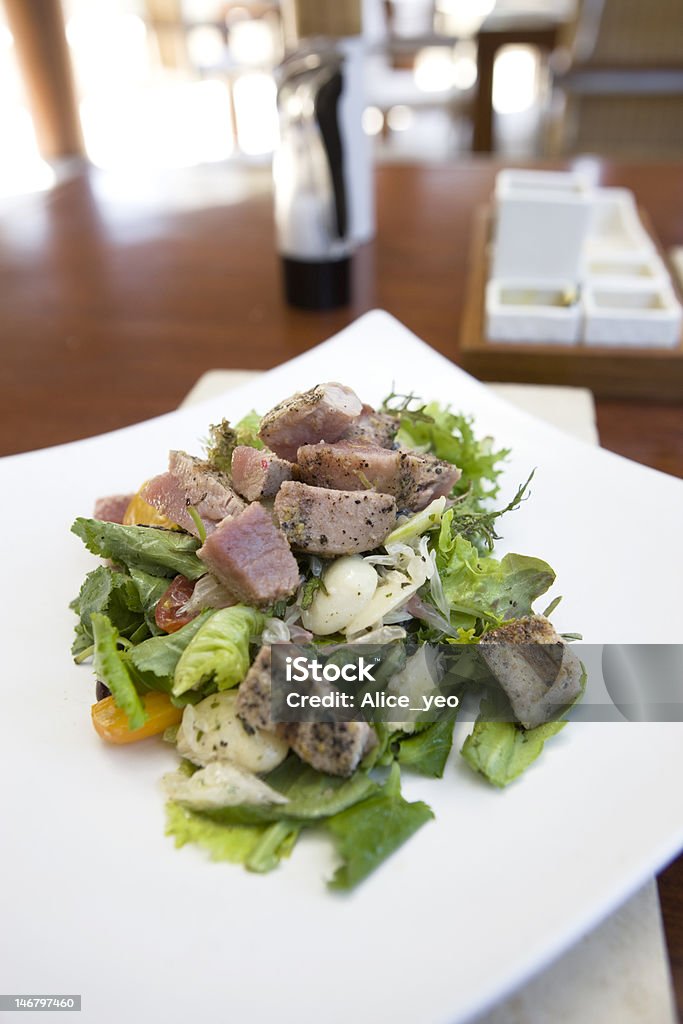 Gebratener Ahi-Thunfisch mit Salat - Lizenzfrei Café Stock-Foto