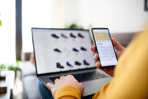 the convenience of shopping online. - elektronische handel fotos stockfoto's en -beelden