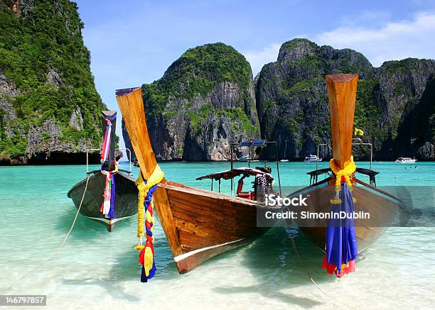 Длинные Лодки На Пляже Пхукет Таиланд — стоковые фотографии и другие картинки Без людей - Без людей, Бирюзовый, Бухта