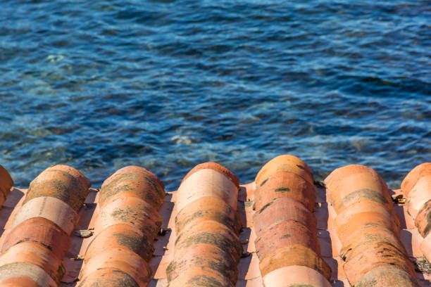 vista panorâmica de telhas de cerâmica contra o mar mediterrâneo na área da baía de saint tropez - roof tile nature stack pattern - fotografias e filmes do acervo