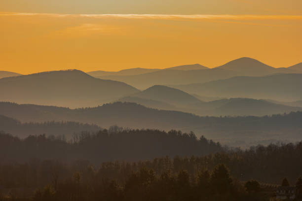 pôr do sol das montanhas blue ridge - blue ridge mountains appalachian mountains appalachian trail forest - fotografias e filmes do acervo