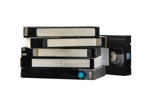 pila de casetes de vídeo vhs. medios vintage. aislar sobre un fondo blanco. - videocasete fotografías e imágenes de stock