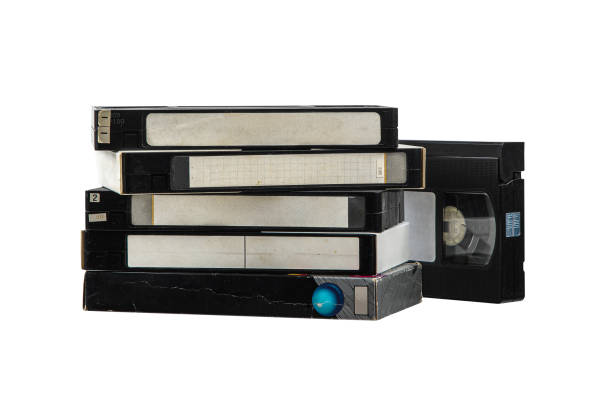 stos kaset wideo vhs. nośniki vintage. wyizoluj na białym tle. - video cassette tape zdjęcia i obrazy z banku zdjęć