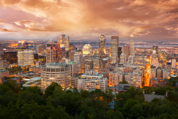 edificios de la ciudad por la noche, de la ciudad de montreal, canadá - 12018 fotografías e imágenes de stock