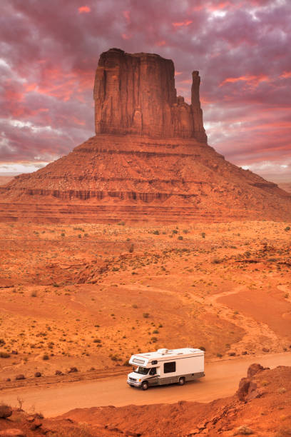 wohnmobil unterwegs im monument valley tribal park - navajo national monument stock-fotos und bilder