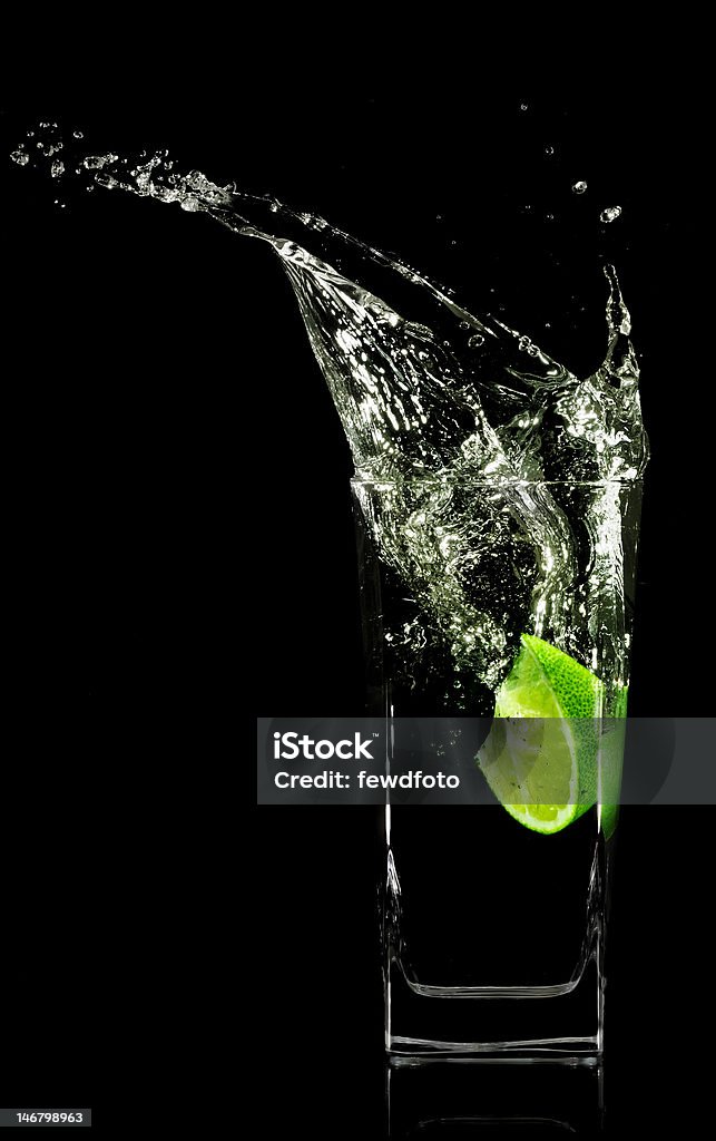Lime warstwy rozbijających się w szkło na czarnym - Zbiór zdjęć royalty-free (Alkohol - napój)