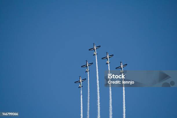 Fünf Flugzeuge In Bildung Stockfoto und mehr Bilder von Akrobat - Akrobat, Fliegen, Flugzeug