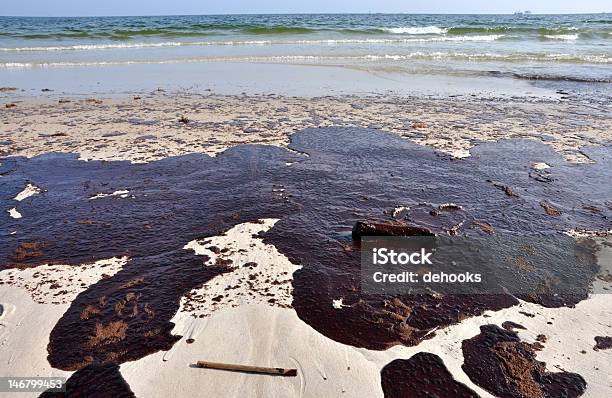 Di Petrolio Sulla Spiaggia - Fotografie stock e altre immagini di Chiazza di petrolio - Chiazza di petrolio, Petrolio, Mare