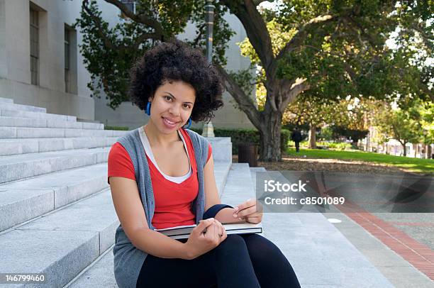 Studente Con Libri Di Testo - Fotografie stock e altre immagini di Città universitaria - Città universitaria, Studente universitario, Adolescente