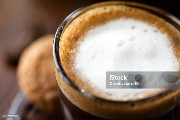 Closeup Of Caffe Макиато — стоковые фотографии и другие картинки Латте - Латте, Без людей, Бискотти