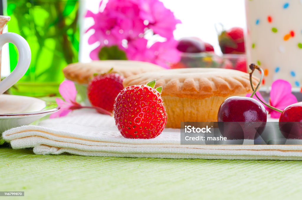 Kuchen mit frischen Früchten dekoriert - Lizenzfrei Backen Stock-Foto