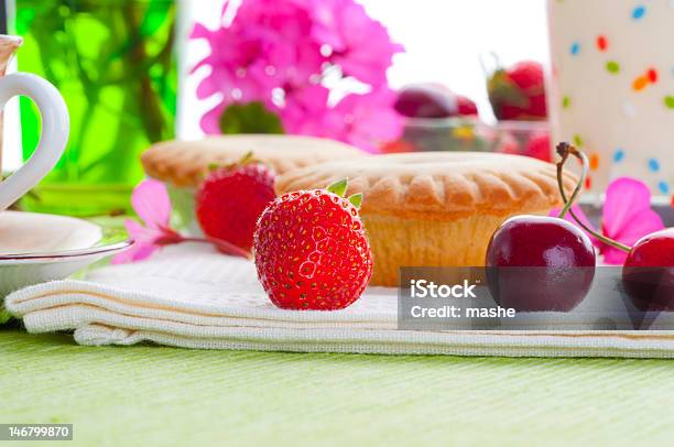 Kuchen Mit Frischen Früchten Dekoriert Stockfoto und mehr Bilder von Backen - Backen, Beere - Obst, Dekoration