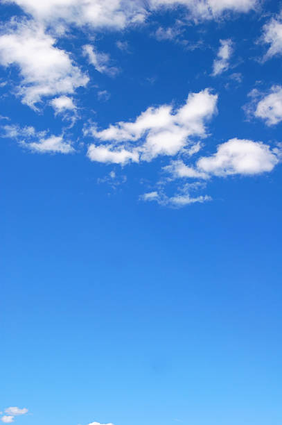 ciel bleu nuageux - ciel seulement photos et images de collection