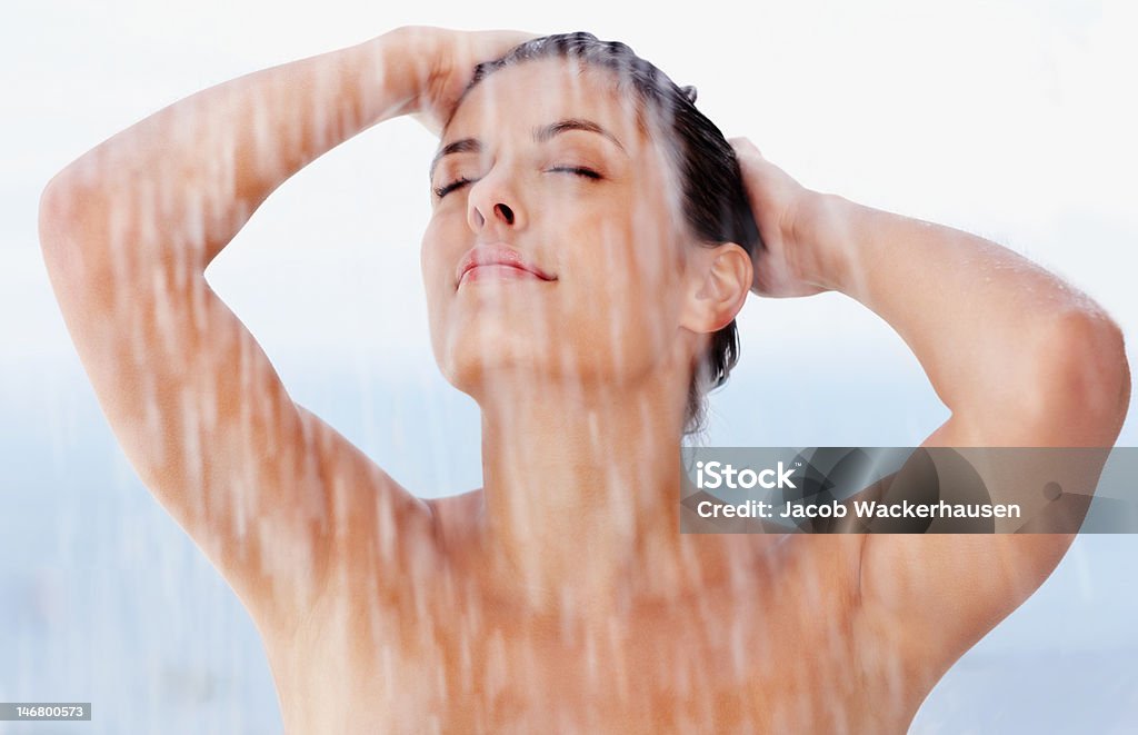 Sexy jovem desfrutando de uma banheira - Foto de stock de Chuveiro - Instalação doméstica royalty-free